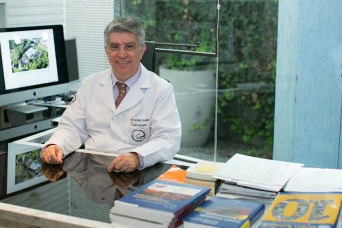 Dr. Ramina é responsável pelo serviço de neurocirurgia do Instituto de Neurologia de Curitiba (INC) e membro da Comissão de Ensino da Sociedade Brasileira de Neurocirurgia (SBC), responsável por avaliar os neurocirurgiões em formação no Brasil. Também faz